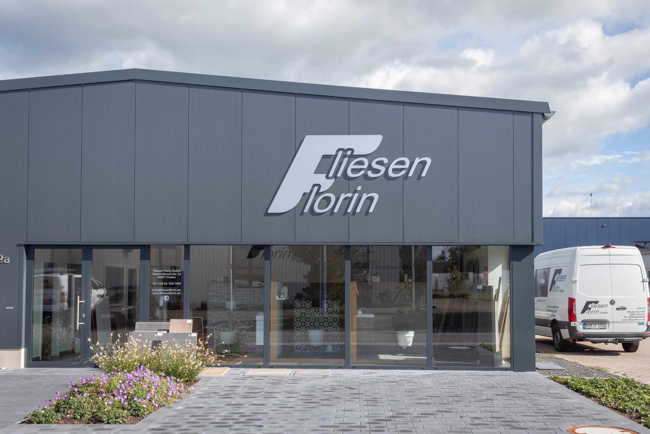 Fliesen Florin Hauptgebäude: Ansicht von vorne.