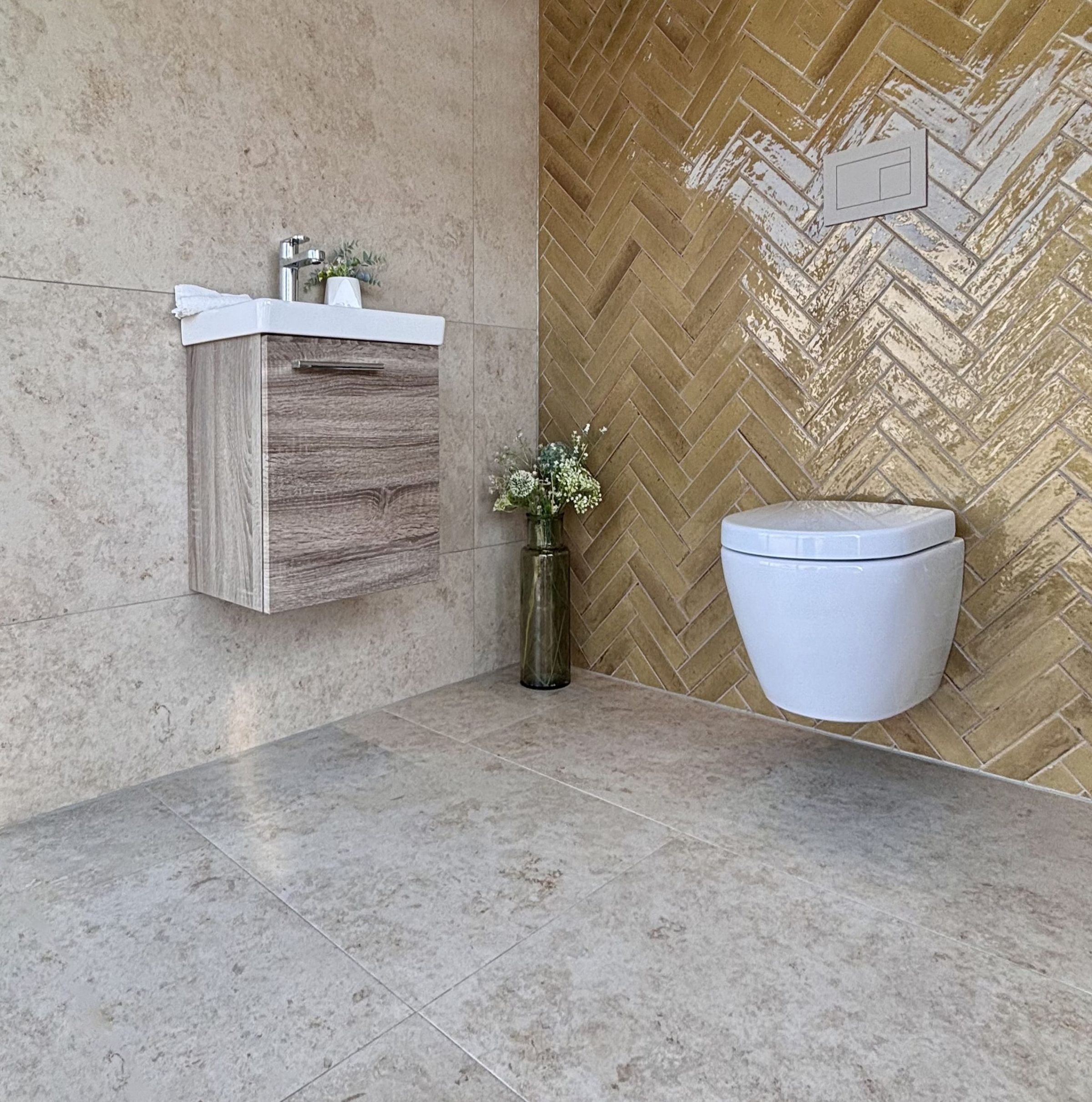 Nahaufnahme von großformatigen Fliesenmustern in einem Fliesenausstellungsständer, im Vordergrund eine glänzend weiße und eine rote Fliese.