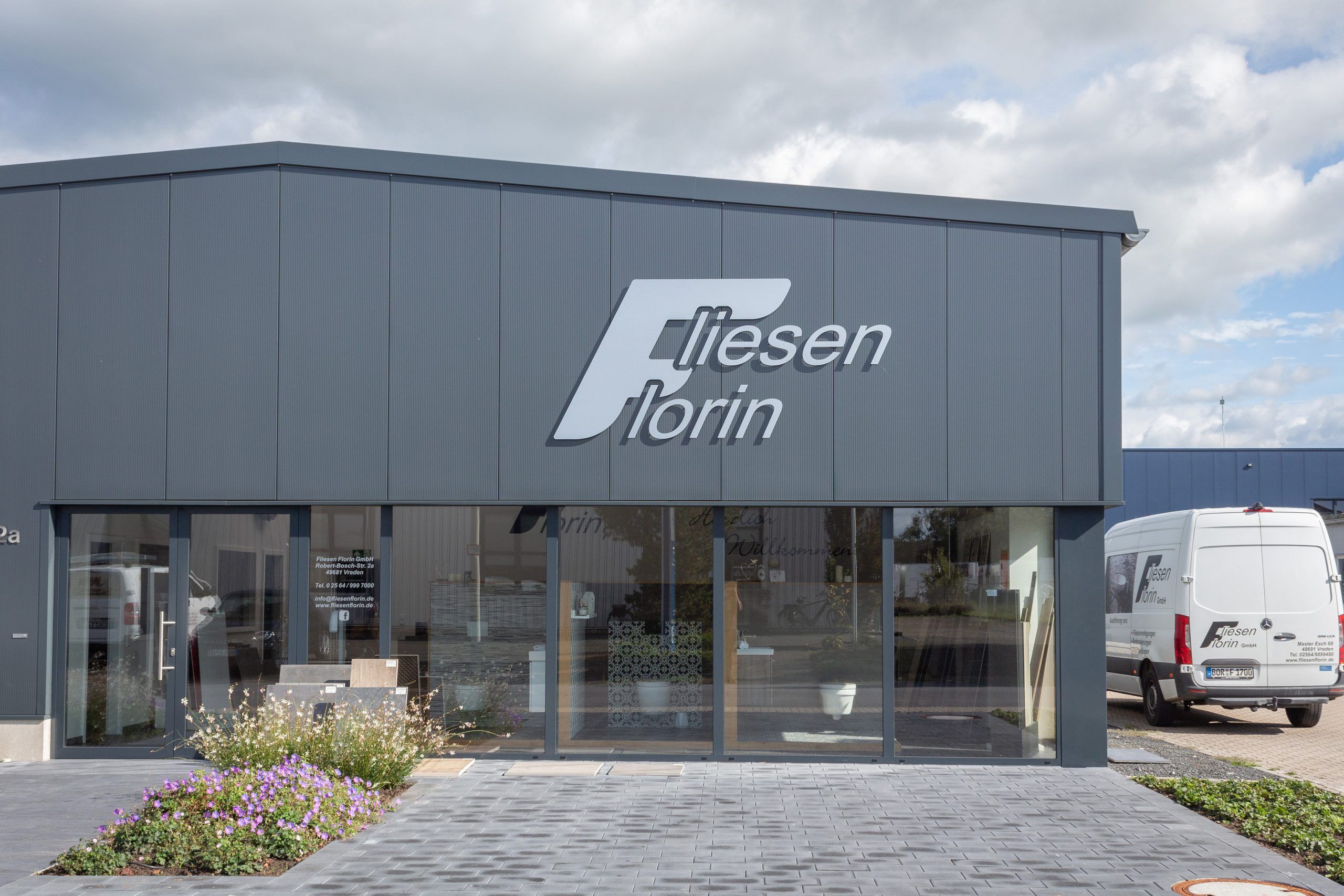 Fliesen Florin Hauptgebäude: Ansicht von vorne.