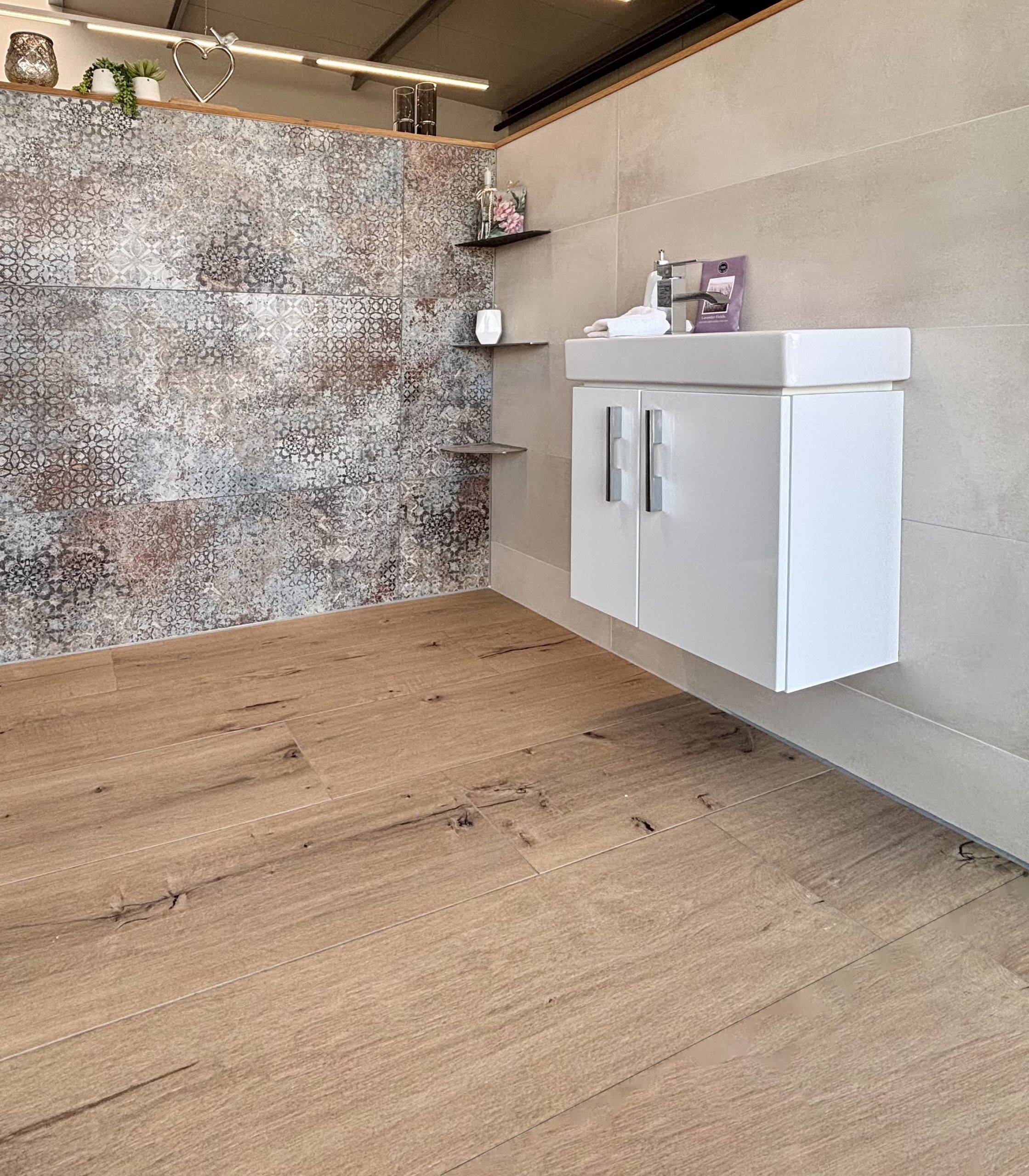 Nahaufnahme von großformatigen Fliesenmustern in einem Fliesenausstellungsständer, im Vordergrund eine glänzend weiße und eine rote Fliese.